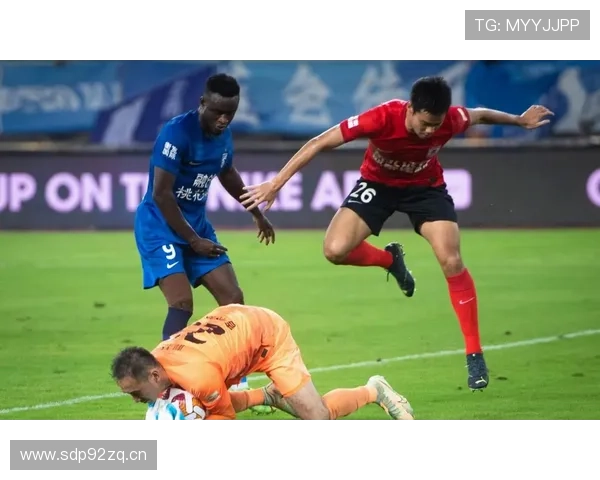 中超最新战况揭晓豪门球队激战正酣争冠形势愈加复杂 - 副本 (2) 中超最新战况揭晓豪门球队激战正酣争冠形势愈加复杂 - 副本 (2)